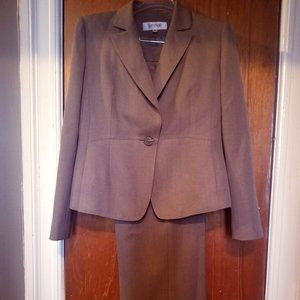 Le Suit 2-piece Pant Suit